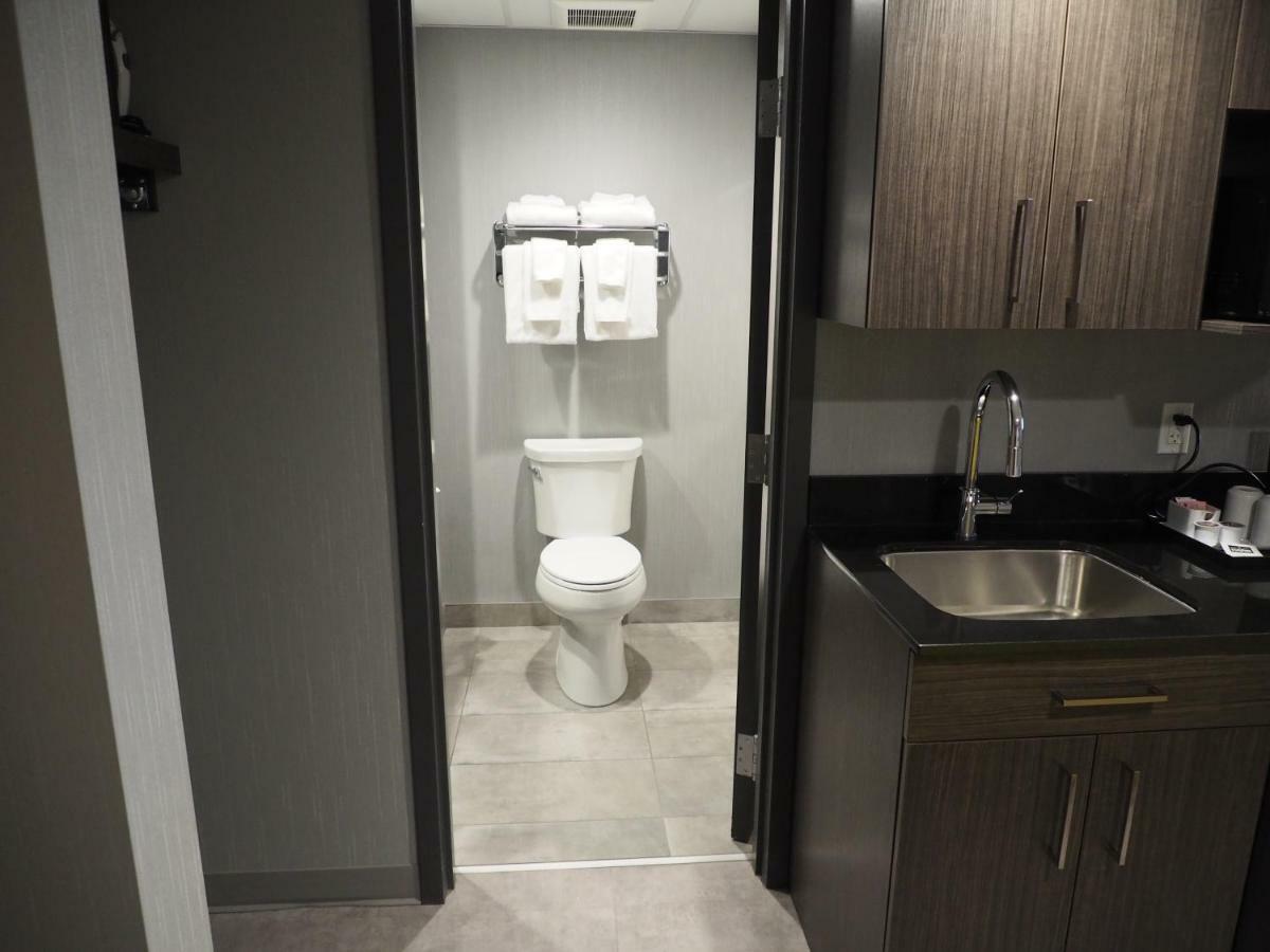 & Le Dauphin Hotel Quebec City